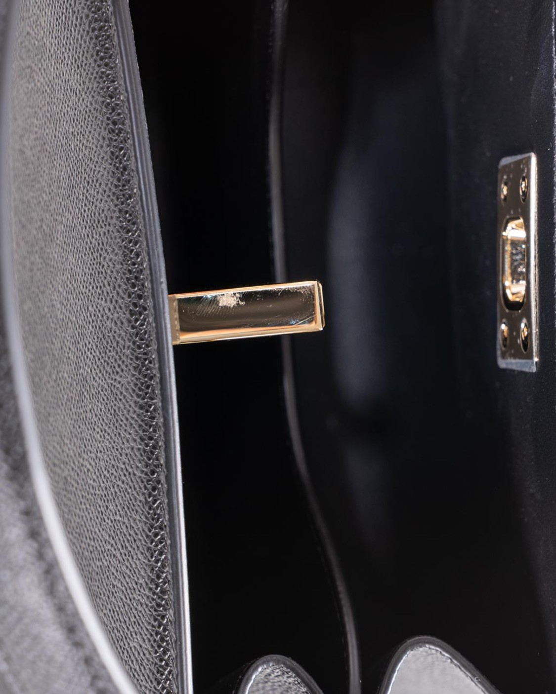 shop SALVATORE FERRAGAMO  Borsa: Salvatore Ferragamo New Ferragamo Studio box bag.
L'impuntura stondata sul fronte e la chiusura con slider Gancini ricordano i dettagli iconici di collezione.
Doppio comparto interno foderato, con manico semi rigido e tracolla regolabile e rimovibile per un doppio styling.
A) Altezza 18.5 CM  B) Lunghezza 24.0 CM  C) Profondità 12.0 CM.
Luce tracolla: 50 cm.
Luce manico: 11 cm.
Composizione: 100% Pelle.
Made In ITALY. 21A210-786122 number 3188802